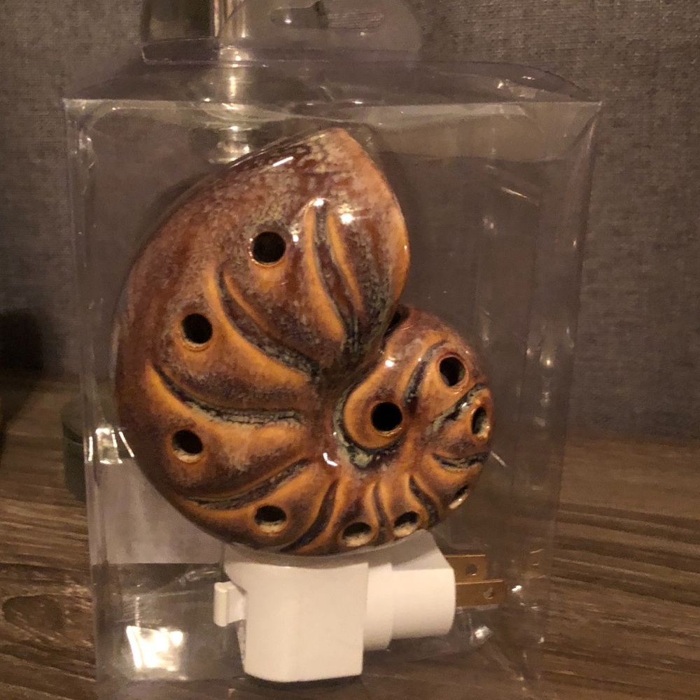 Sea Shell Ceramic Night Light - Picture 4 of 5